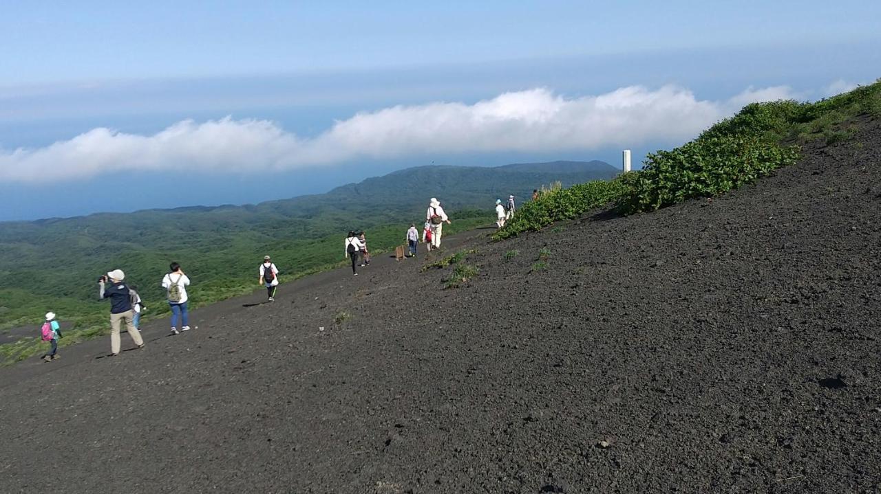 Отель 築100年の宿【はぶの家】 Oshima Экстерьер фото